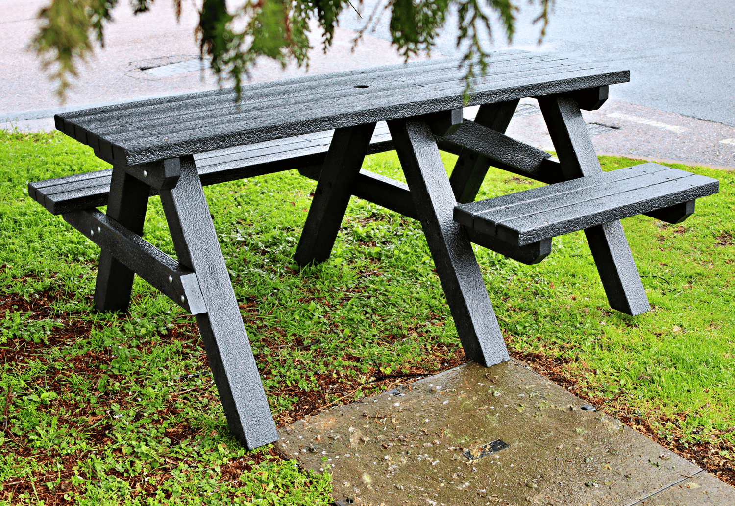 Wheelchair accessible picnic bench - The Plymouth