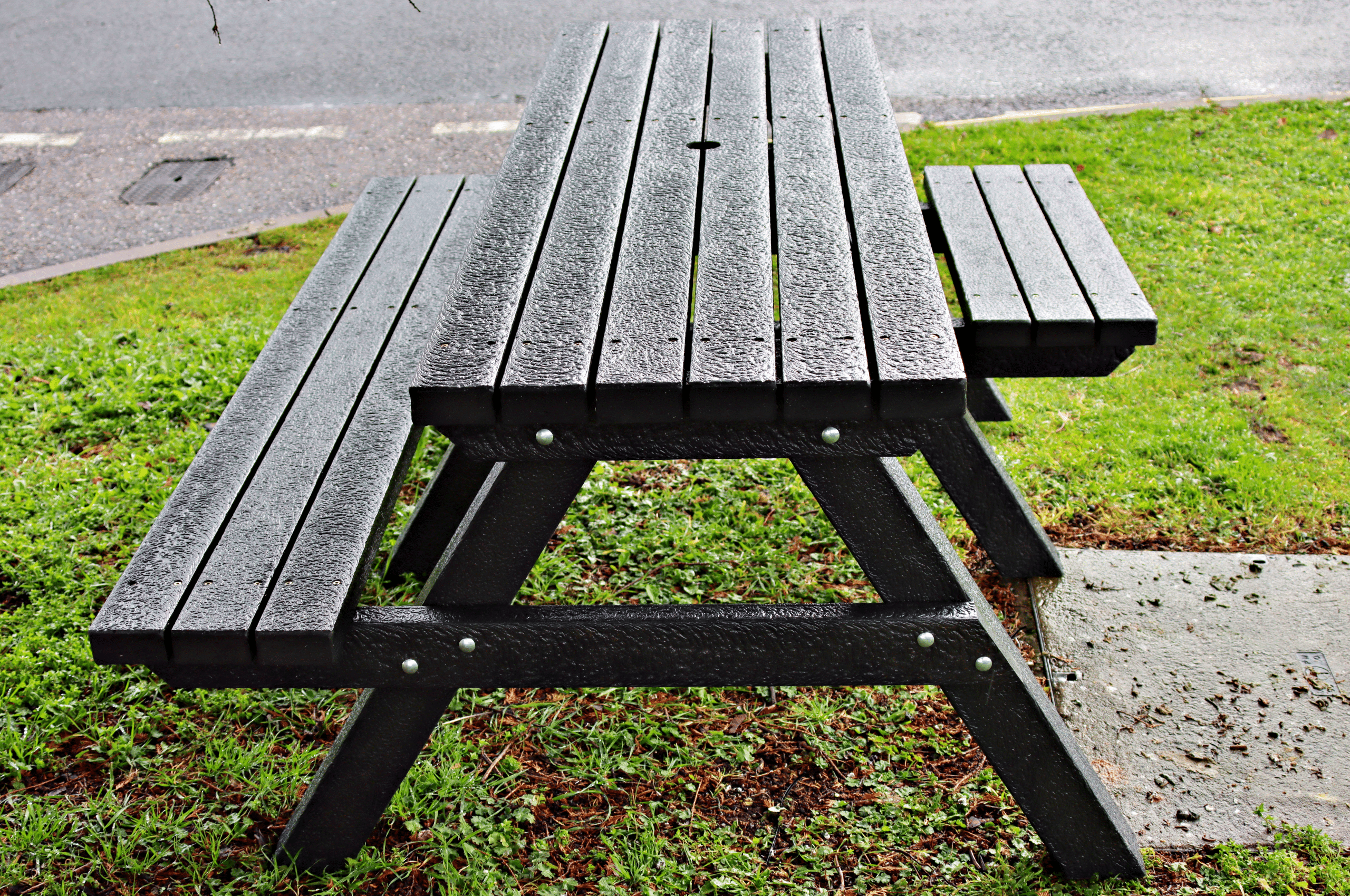 Wheelchair accessible picnic bench - The Plymouth